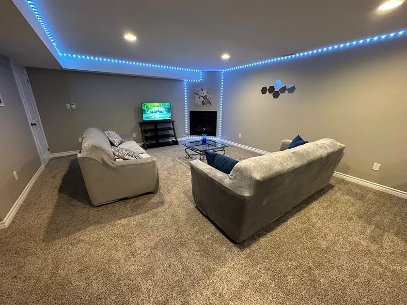 Cozy 2BR, Lounge/Fireplace, Kitchenette, TV, Wi-Fi - Image 1