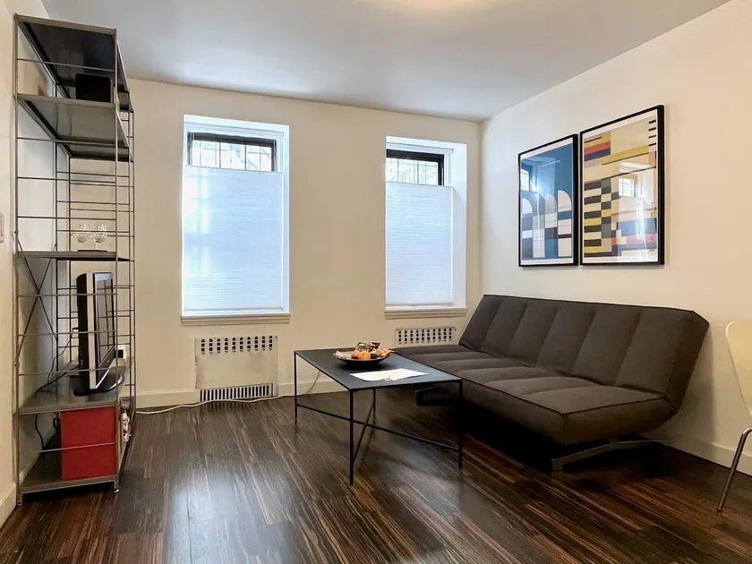 Private guest suite in centrally-located townhouse - Image 1