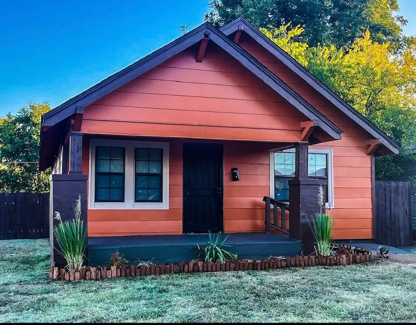 Cheerful 3- bedroom home with parking on premises. - Image 1