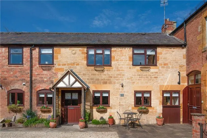 Character two bedroom cottage in Moreton-in-Marsh - Image 1