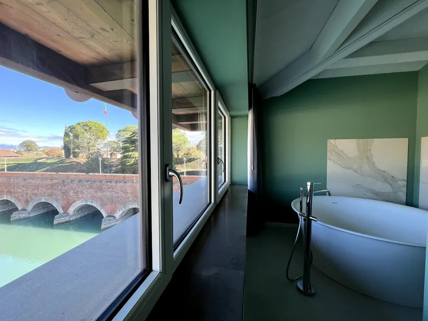 Loft with bathtub and balcony overlooking a canal in the historic center - Image 1