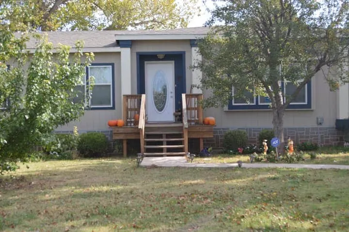 Beautiful 3 bedroom home with fire place - Image 1