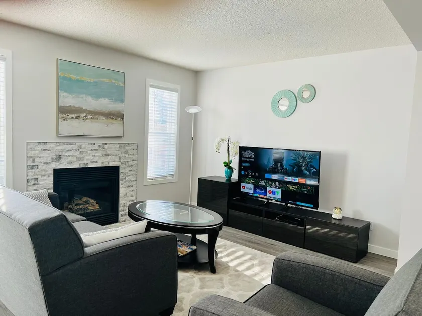 Stunning 3 bedrooms house with AC near Spruce Meadows. - Image 1