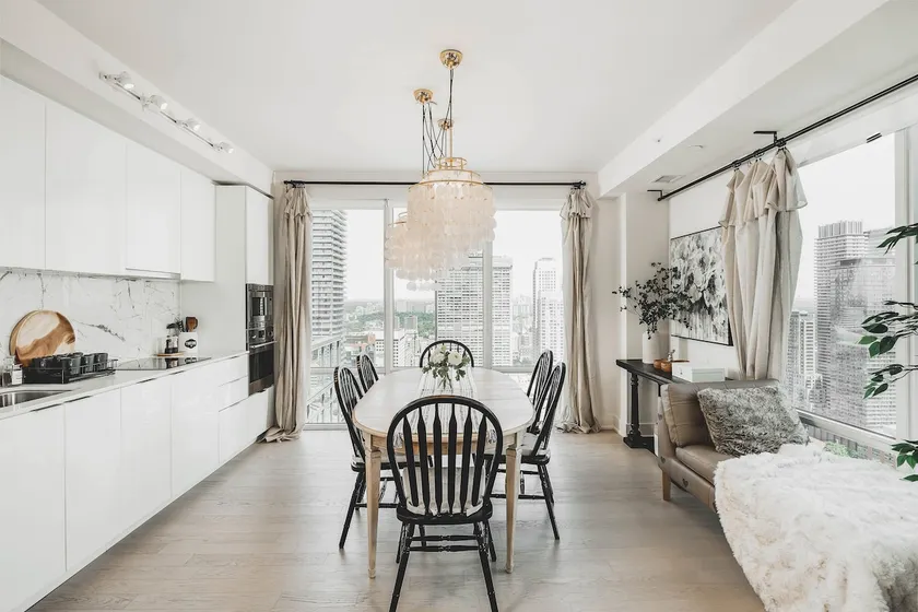 Toronto Low-Penthouse Condo w/ Free Parking - Image 1
