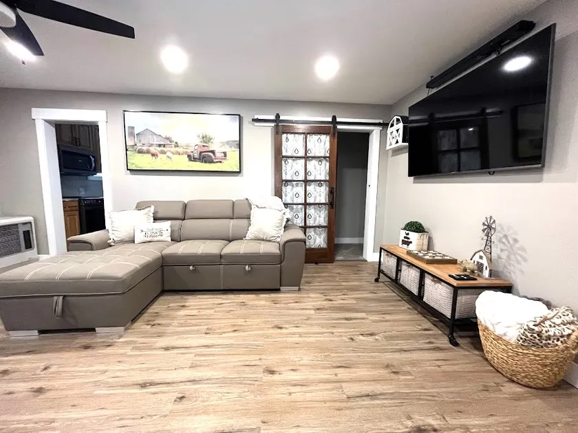 Salmon Goldbug Cottage, hot tub sleeps 8 - Image 1