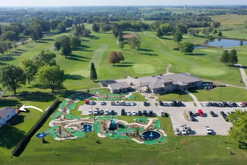 Enjoy golf course views with hot tub and fire pit. Three bedrooms, sleeps seven. - Image 1