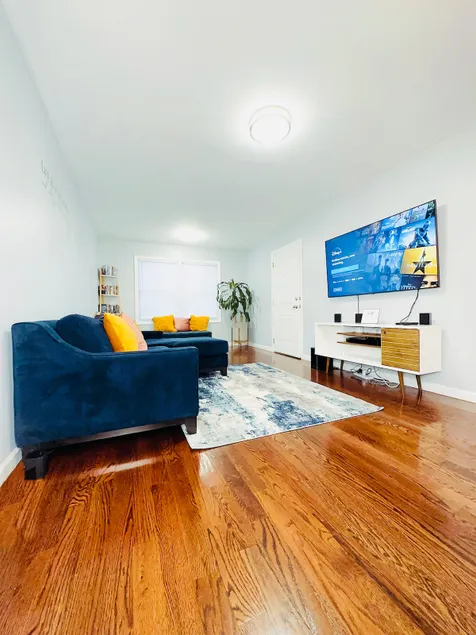 Modern 3BR Near EWR + NYC Free Parking - Image 1