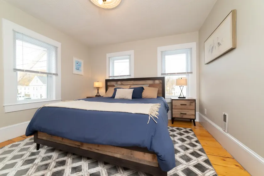 4 Corners At Amesbury Downtown Pet Friendly - Image 1