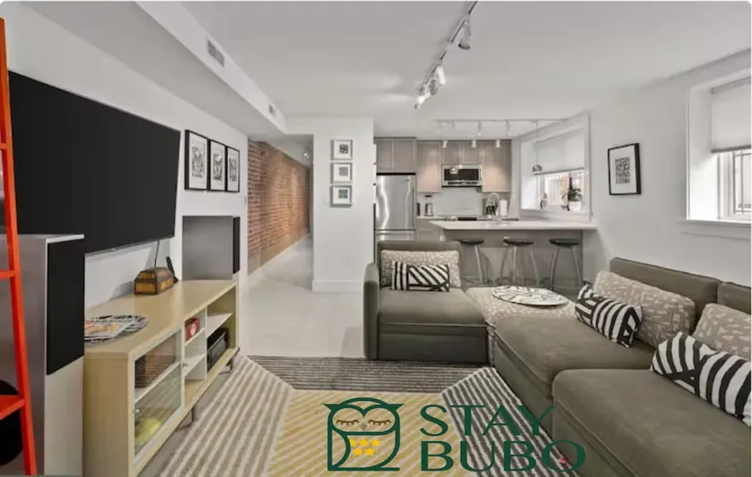 Dog-friendly: Street Parking+Desk+FASTwifi+50”Roku - Image 1