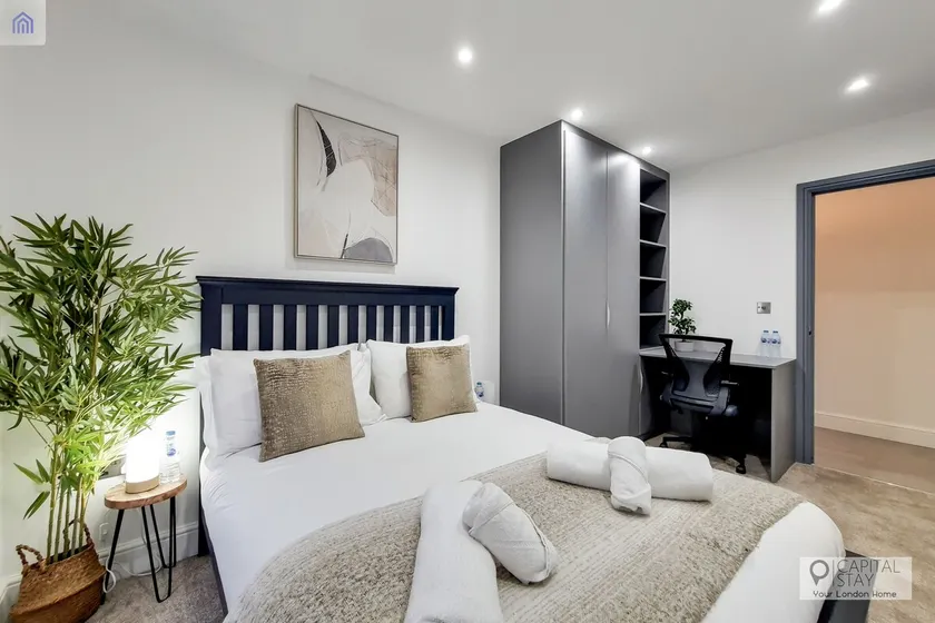 FREE PARKING - Stylish Three Bedroom Apartment by London ExCeL - Image 1