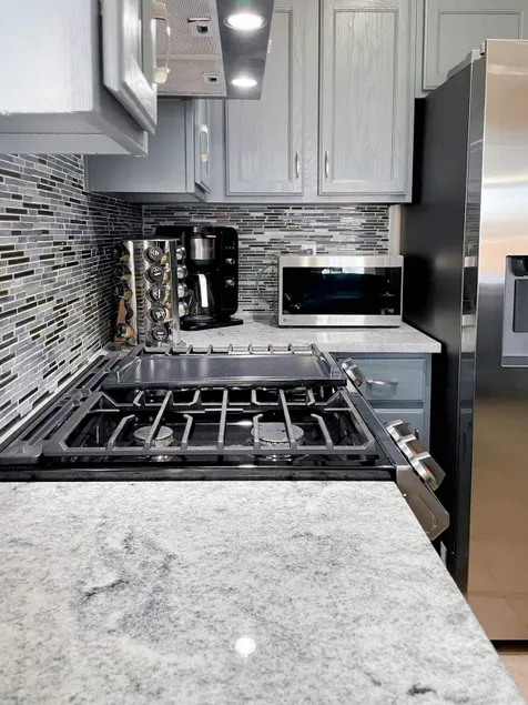 Delightful 3-bedroom home with luxury kitchen - Image 1