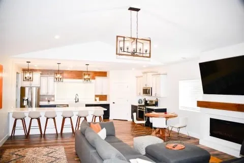 Sleeps 18+Walkable to restaurants, parks, fishing - Image 1
