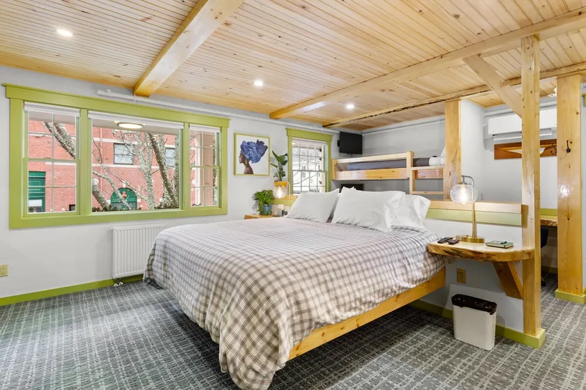 Bay Side Room: Downtown Camden Hotel - Image 1