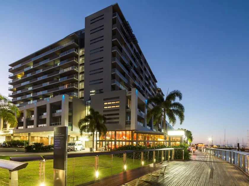Lovely Waterfront Apartment at Harbour Lights - Image 1