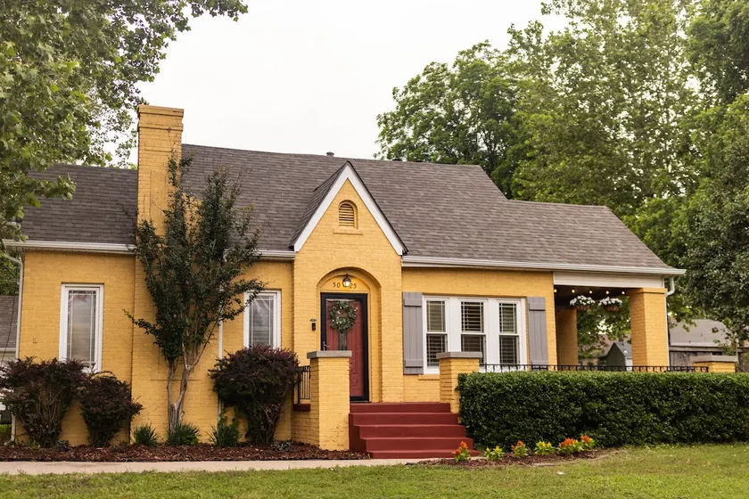 The Yellow House at Braden Park - Image 1