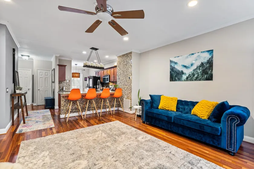 Luxurious home with golf course view, deck, grill, Peloton! King size bed.  - Image 1