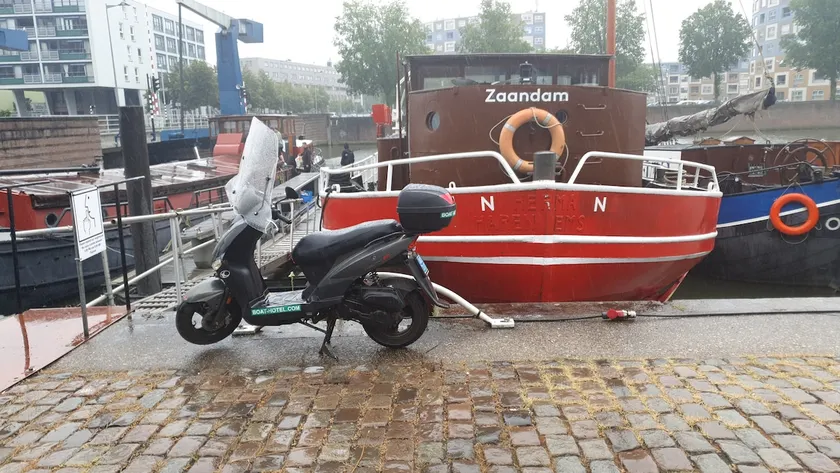 Boat-hotel boot 6, Rotterdam city center - Image 1