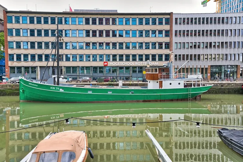 Boat-hotel Wilhelmina, Rotterdam city center - Image 1