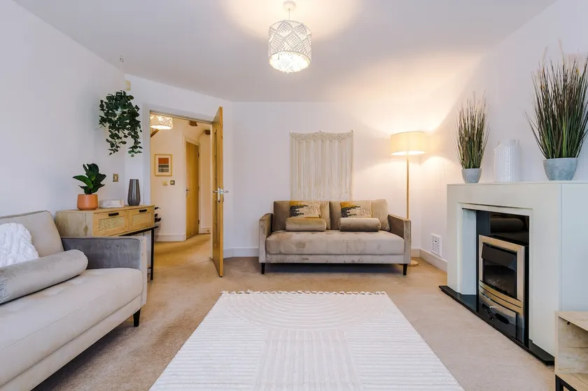 Luxurious Cosy 4BR Home Cheshire - Image 1