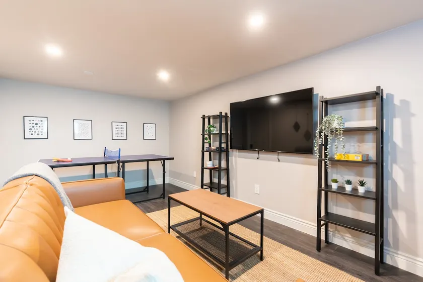 Stylish 3 Bed Home Near Dtown Ideal for Long Stays - Image 1