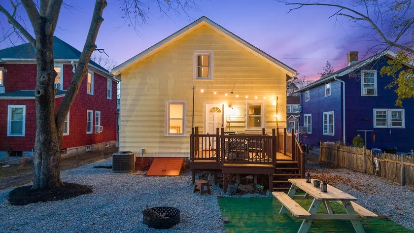 4BR Shoreline Getaway: Ideal for Families & Groups - Image 1