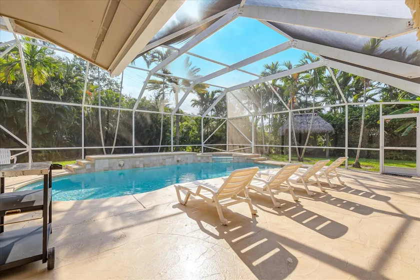 Escape to a Tropical Paradise with a Private Pool & Jacuzzi - Image 1