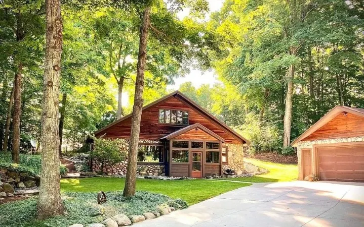 4 Bedroom Rustic and Secluded Cabin. Dogs Welcome! - Image 1