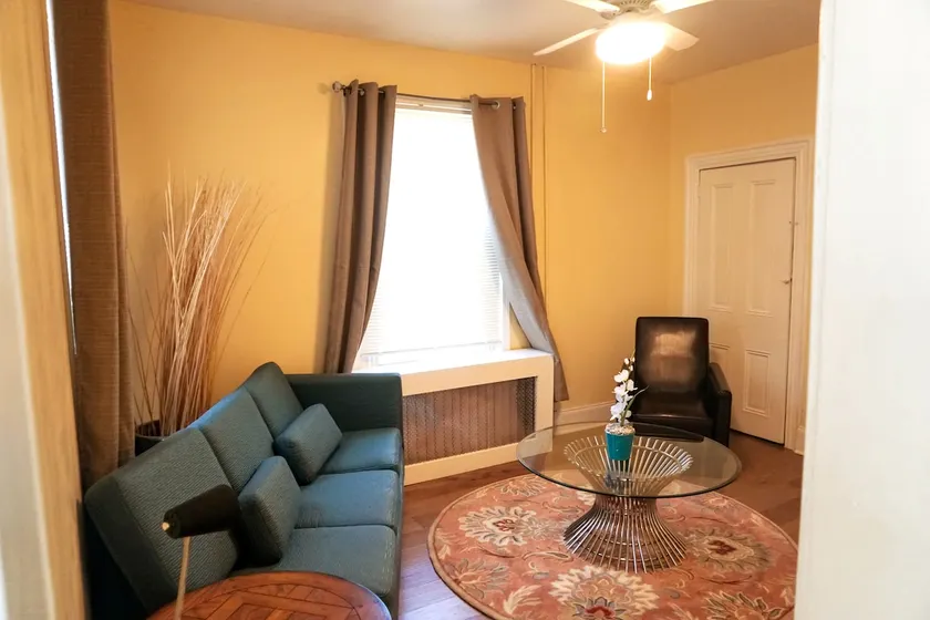 2BR Cozy Apt 1 mi from Airport (PHL) Free Parking - Image 1