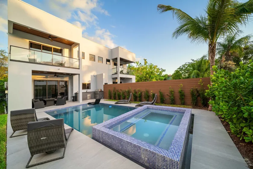 Las Olas Elements with Pool & Spa Near Beach - Image 1