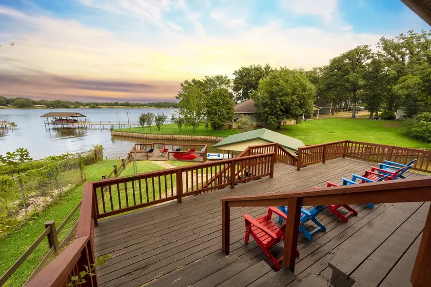 Lakefront Retreat Sleeps 15 Starlink Internet - Image 1