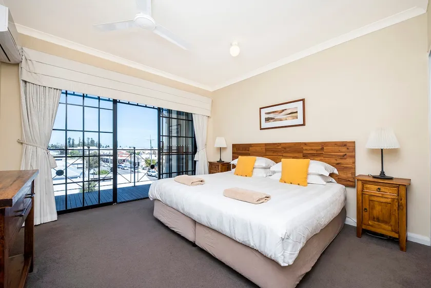 Ocean Sunsets - 2 bedroom converted warehouse apartment - Image 1