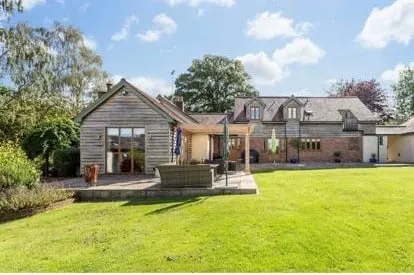 STUNNING LARGE COUNTRY FAMILY HOME, INDOOR POOL, SLEEPS 12, SECLUDED GARDEN - Image 1