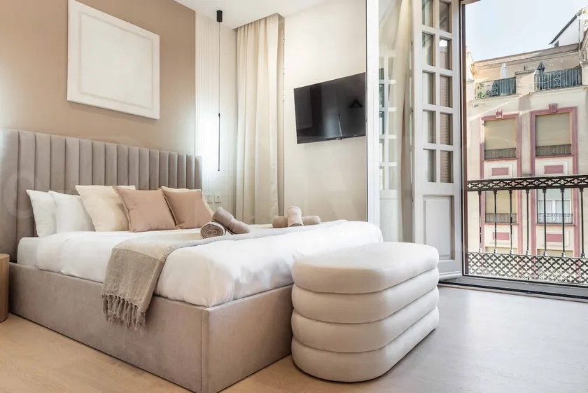 Sophisticated apartment & downtown views by REMS - Image 1
