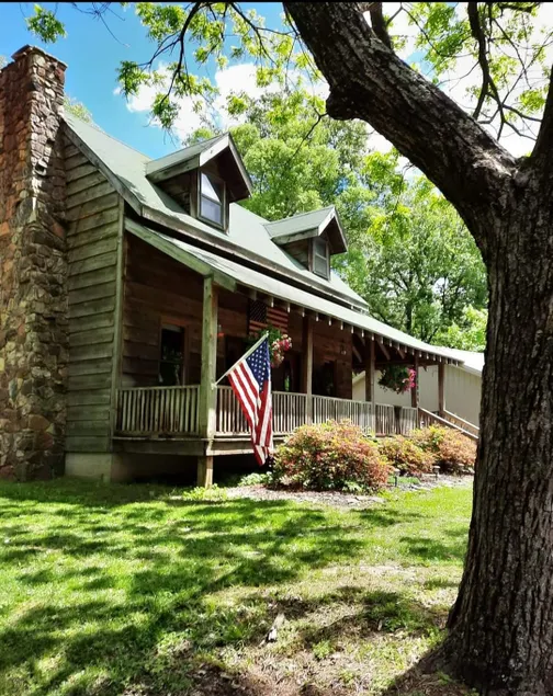 Cozy cabin on the hill! Free Wifi! - Image 1