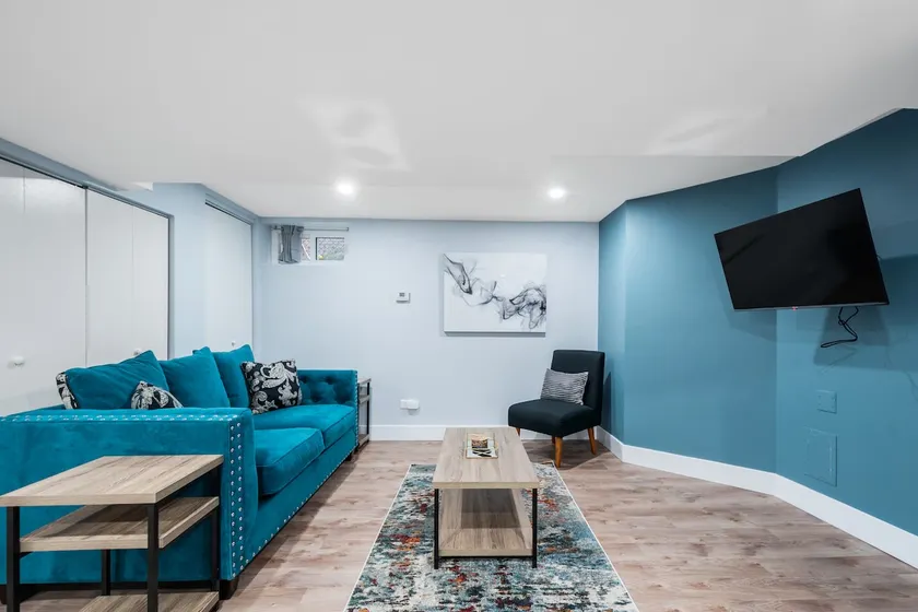 15 min to Lake Michigan, parking, washer/dryer - Image 1