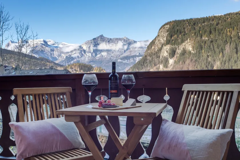 Luxury Studio - Mountain View & 100m to Slopes - Near Chamonix - Image 1