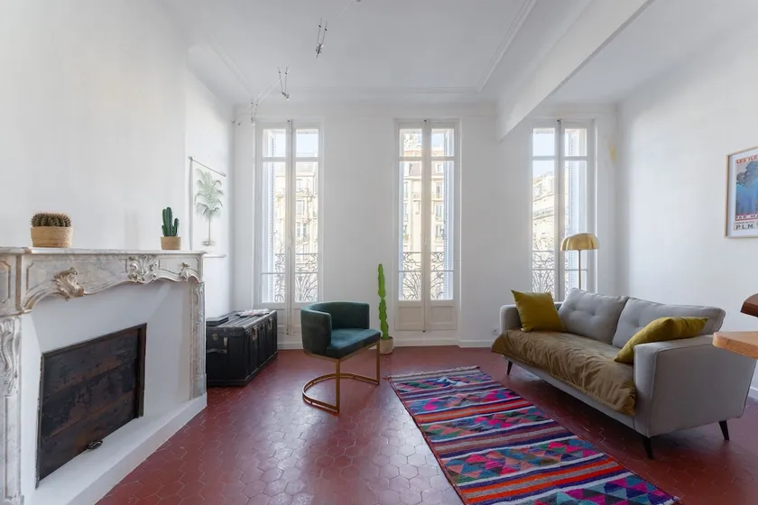 Superb apartment, central, small balcony & view of the square. - Image 1