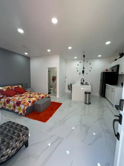 Comfortable and quiet suite - Image 1