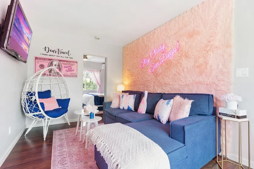 Pink Lovers Dream in downtown SD/sleeps 4/ AC/heat - Image 1