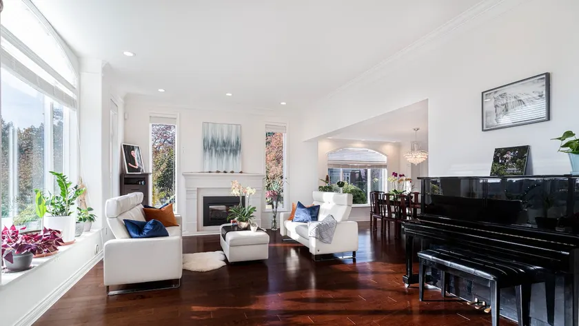 Luxury Villa in West Vancouver with Jacuzzi and Piano, Close to Airport and Downtown - Image 1