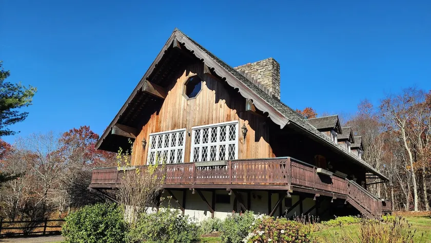 Swiss Chalet amidst sixteen acres in Litchfield Hills surrounded by land trust - Image 1