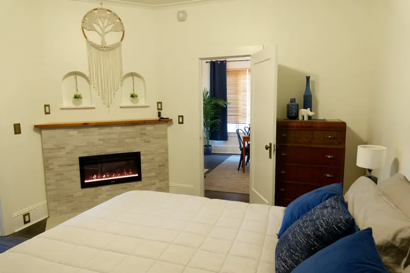 Centrally located 1 Bed Home on Hawthorne-New AC - Image 1
