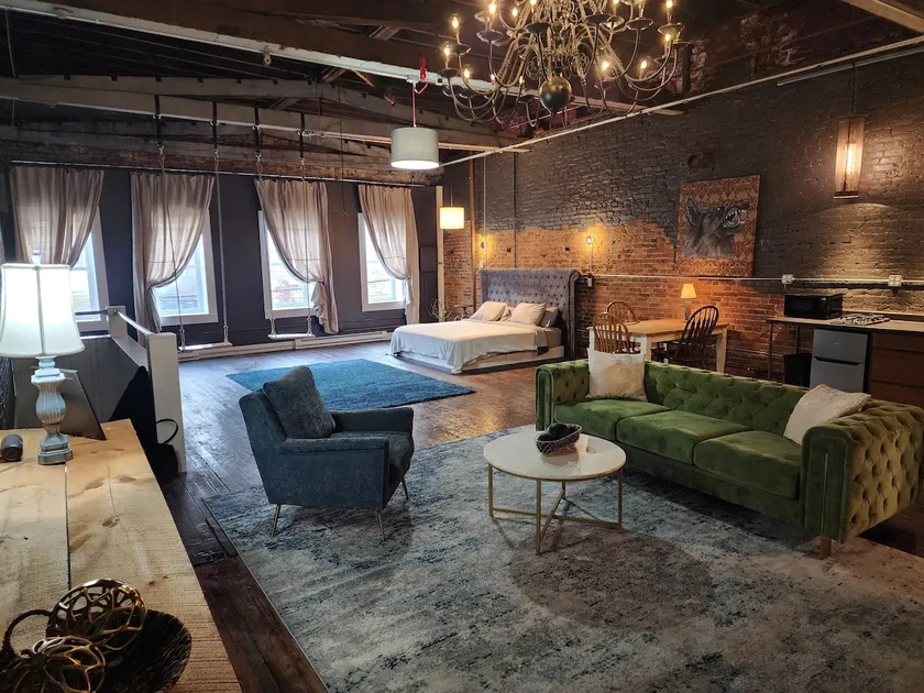 Speakeasy Loft, IUE Earlham, Reid, Swing set! - Image 1