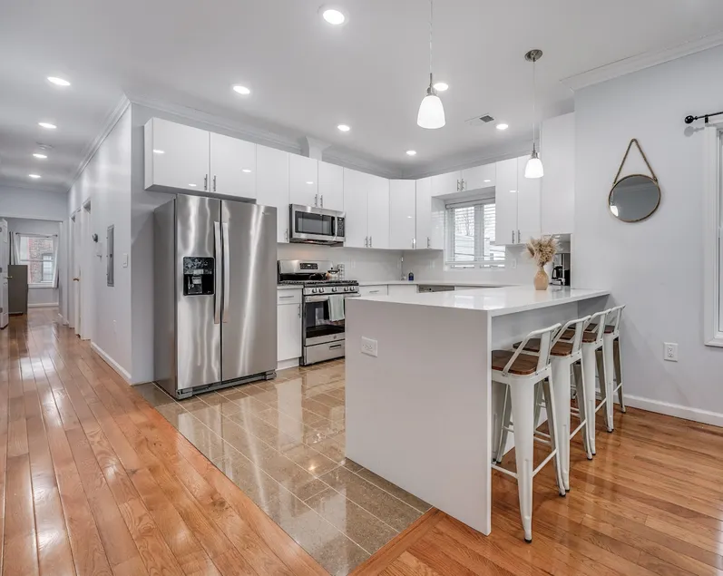 Huge duplex 6 beds & 3 baths & parking near NYC - Image 1
