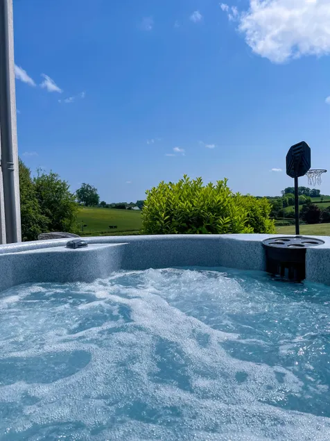 The Retreat ~ Hot Tub~ Sauna ~ Charming & Cosy Gem - Image 1