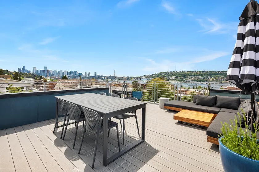 Spectacular Views 3 Bedroom Home w/ Rooftop, AC - Image 1