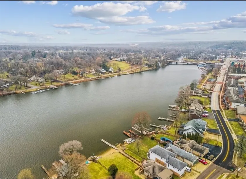 ***Cozy home near downtown and fox river*** - Image 1