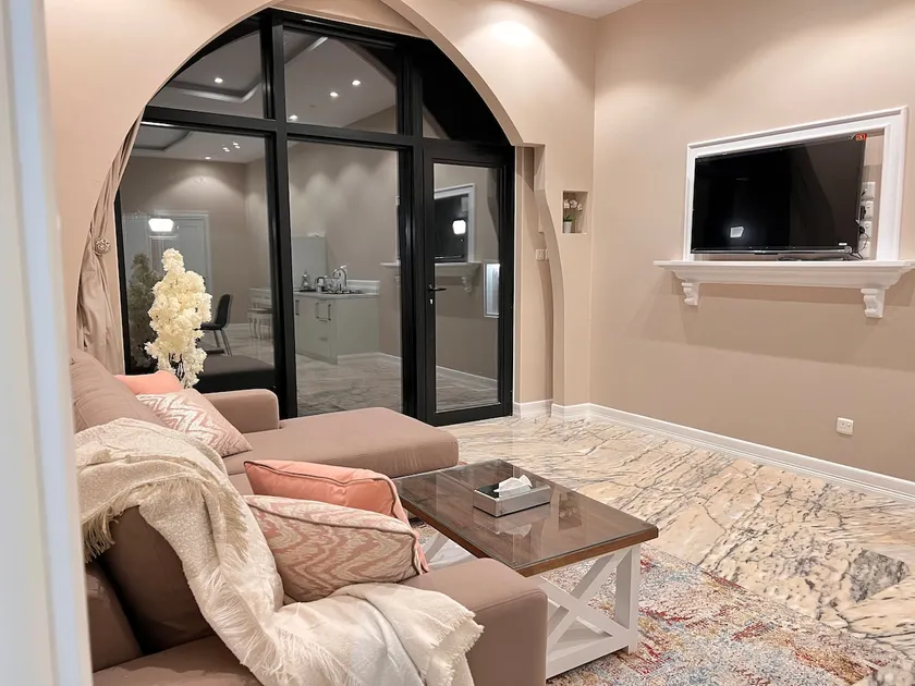 Luxury hotel suite (60m) with bedroom and private entrance - Image 1