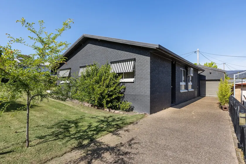 Big House with deck @ Talbingo village - Image 1