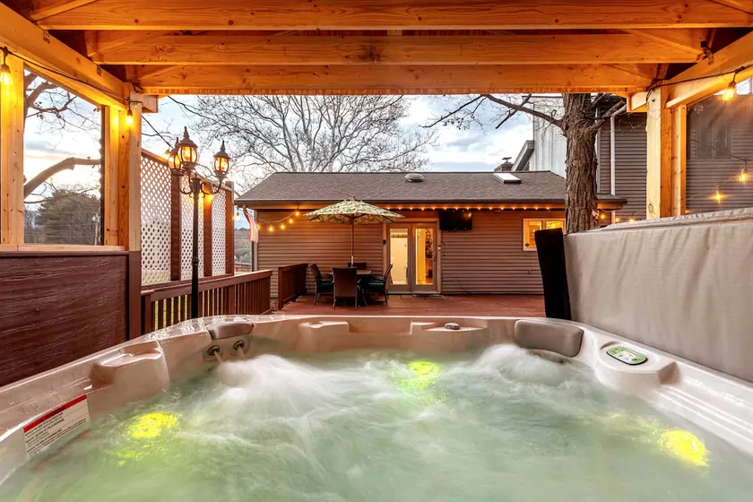 Amenity-Rich Fun Cabin~HotTub*GameRm*20-min to Ski - Image 1